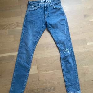 Knappt använda och snygga  karve jeans i 9/10 skick, ny pris 799kr, storlek 28/30, hör av er vid funderingar😀