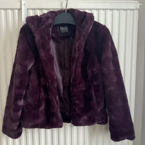 Vinröd pälsjacka - Vinröd pälsjacka från Soul River i storlek xs. Säljer då den är för liten i axlarna för mig. Använd gärna köp nu!🫶 skickar endast!