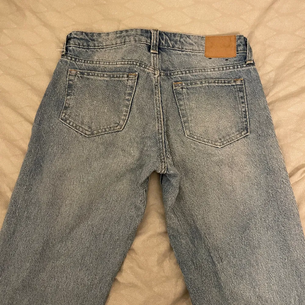 ljusblåa arrowjeans från weekday i storlek W25/L32. säljs då de är för korta på mig som är 178 💓. Jeans & Byxor.