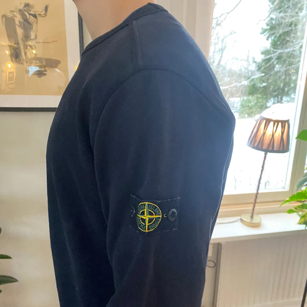 Stone island tröja i fint skick säljs för bra pris! Sitter i som en xs/s ungefär. Tröjor & Koftor.