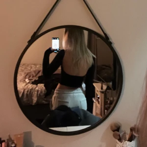 Svart topp - Svart långärmad topp med öppen rygg🌸aldrig använd  