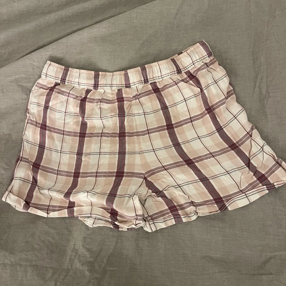 Säljer dessa pyjamasshorts då de inte kommer till användning, väldigt bra skick eftersom de inte har blivit använda så mycket🌸. Shorts.