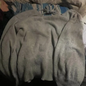 Stickad tröja  - Grå stickad tröja, med öppen rygg