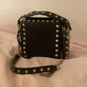 nitväska  - säljer denna nitväska då den inte kommit till användning på ett tag, lite små defekter på baksidan ( från tidigare ägare) men inget man tänker på alls eller som syns något mycket, skriv privat för fler frågor eller bilder!!🩷 