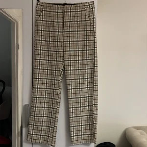 Rutiga mjuka kostym byxor - Fickor och slits vid vaderna på yttersidorna. Bak vid ryggen en liten resår 