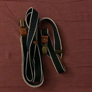 Hängsle  - Snyggt hängsle i blå bakgrund med vit ram samt vita prickar🤩 Old money vibes 💥