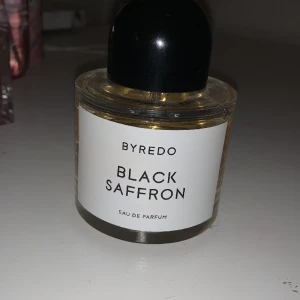 Byredo, black saffron fragrance - Jag säljer denna jättegoda perfym från Byredo! Den är i lukten ’BLACK SAFFRON’ och är köpt på Nk i Stockholm för 1 600kr. Den är nästan inte använd! Det är ungefär 90% kvar, Top noterna är: Juniper berries, Pomelo och saffran. Tryck gärna köp nu!💗