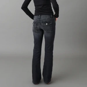 Lågmidjade jeans - Säljer mina chunky low flare jeans från Gina Young då jag aldrig använder dem.  Använda 2-4 gånger, inga defekter. Nästan helt nya. 