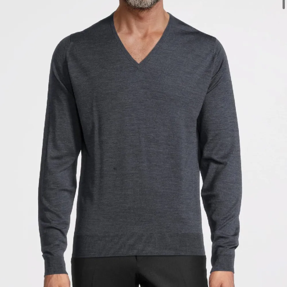 Klassisk pullover med rund hals från John Smedley stickad i extrafin merinoull. Bär med en skjorta, eller för mer avslappnade tillfällen, över en t-shirt i bomull. Crew neck Regular fit 100% Merinoull. Nypris: 2800kr. Bra skick. Storlek XL.. Stickat.