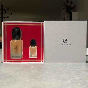Giorgio Armani Si 30 ml + 7 ml  - Helt oanvänd. Inköpt för 945 kr men ångrade köpet,  kunde inte lämna tillbaka den då jag hade öppnat förpackningen. Luktar gott men önskar en annan parfym. 