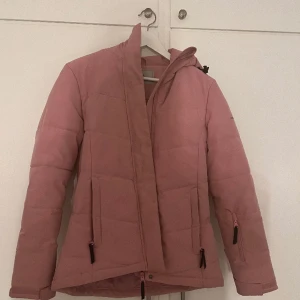 Skidjacka  - Jätte fin skidjacka från cross sportswear som är andvänd en skidresa💗Säljer pågrund av att den är för liten för mig, nypris ca 700kr💗 (På bilden ser den lite smutsig ut men det är ljuset)