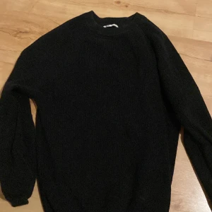 Stickad zara tröja - Stickad zara tröja utan defekter, true to size skriv för frågor!