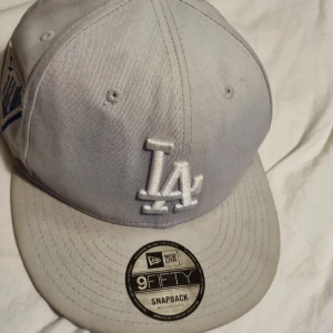 LA keps - Kepsen är ungefär köpt ungefär 4 månader sedan men har inte används på 2 månader, kepsen är köpt på capstore