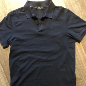 J.Lindeberg piké  - Säljer denna marinblå piké från J.Lindeberg. Tröjan är i fint skick och kostar 800kr ny Hör gärna av dig vid intresse!😁