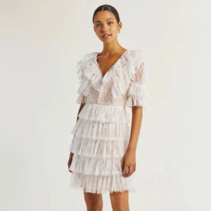 By Malina Sky dress - Vit spetsklänning från By Malina. ”Sky Dress”. Som nyskick då den endast använts en gång. Perfekt till studentdagen! Nypris 2500kr 🤍