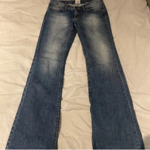 Lågmidjade Bootcut jeans - Lågmidjade Bootcut jeans från l.o.g.g. Väldigt fint skick Midjemått: 40cm rakt över Innerbenslängd: 82cm
