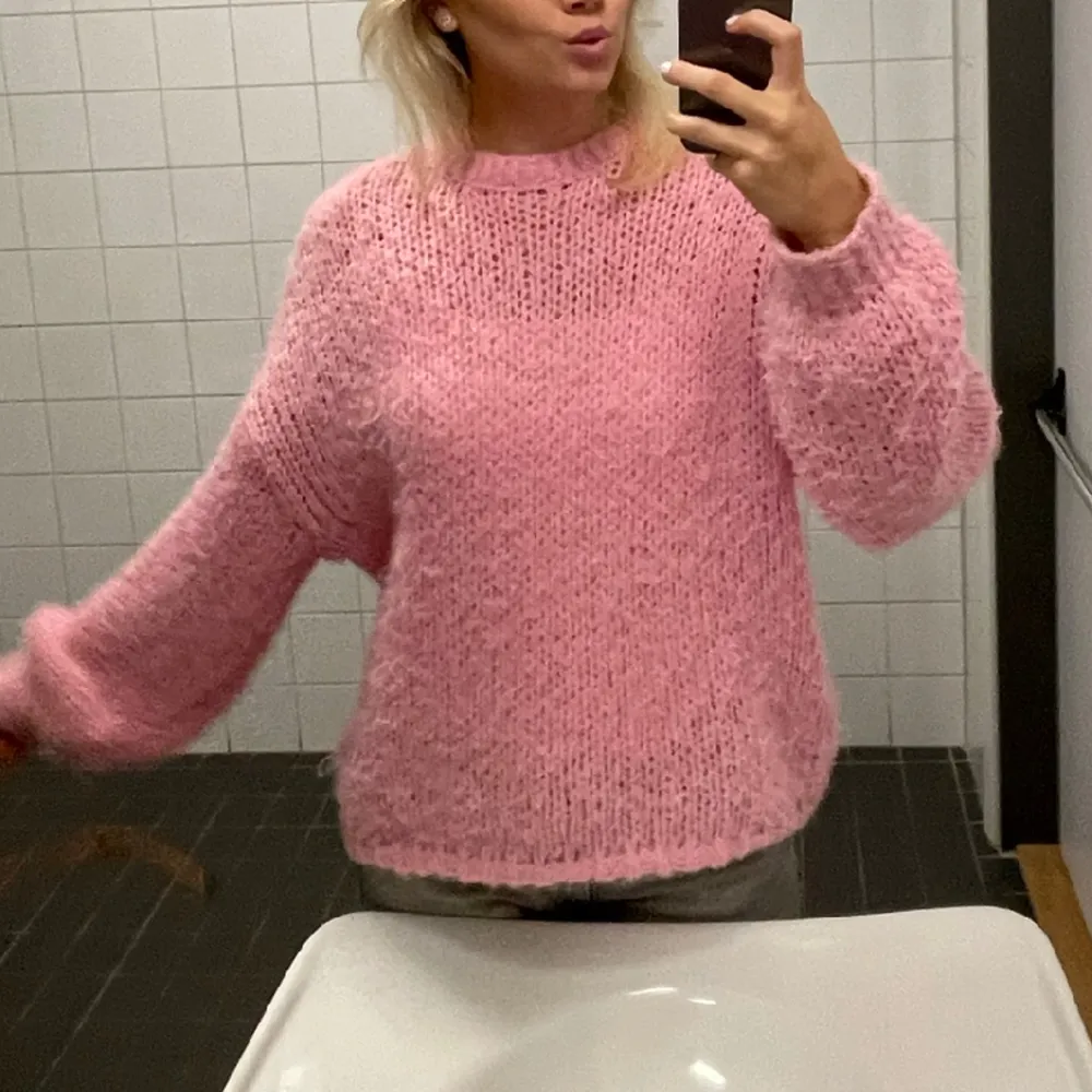 Rosa stickad tröja från Vero Moda för 230 kr🩷 Kan mötas i Stockholm eller så kan köparen så för frakten! 🌟🫶🏻. Stickat.