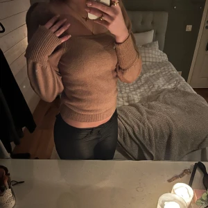 Stickad tröja  - Brun stickad tröja från hm, med lätt urringning. Inga knoppror och i bra skick. (Sålt exakt likadan tröja fast i svart tidigare)