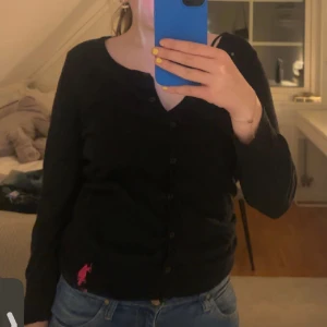 svart kofta  - säljer en super fin kofta! står att det är storlek L men den är liten för att vara L och sitter som s/m.