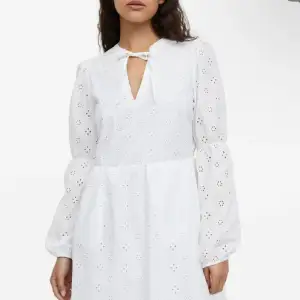 En vit klänning som är helt oanvänd. Storlek Xs men passar mig som bruka ha S. Slutsåld på h&m hemsida. 