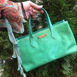 Vintage Louis Vuitton Wilshire  - Vintage Louis Vuitton Wilshire väska i Patent Leather. Från Vestiaire Collective, kvitto finns. Skavanker på handtag och insida men annars i gott skick. 