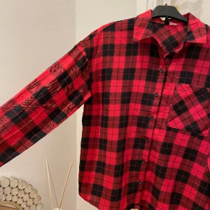Röd och svart mönstrad skjorta  - Röd och svart mönstrad skjorta.  Säljer för att den inte används 🫶🏻