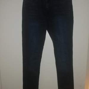 Säljer ett par slim jeans från hm storlek 152. Skick 10/10. Färgen är mörkblå