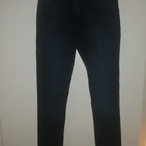 Säljer ett par slim jeans från hm storlek 152. Skick 10/10. Färgen är mörkblå