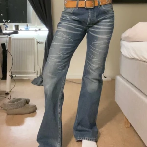 Lee jeans - Lågmidjade bootcut jeans från lee, strl 33/34, jag på bilden är 171cm💖