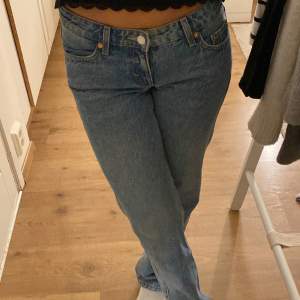 Säljer dessa populära raka lågmidjade jeans i storlek 25/32 ifrån weekday💖