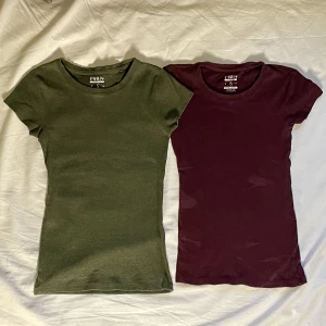 Matchande tröjor✨ - Jag säljer min två tröjor tillsammans som är båda samma, men i olika färger✨ Formar sig efter kroppen🌱 Fint skick💚 Köpt i London!