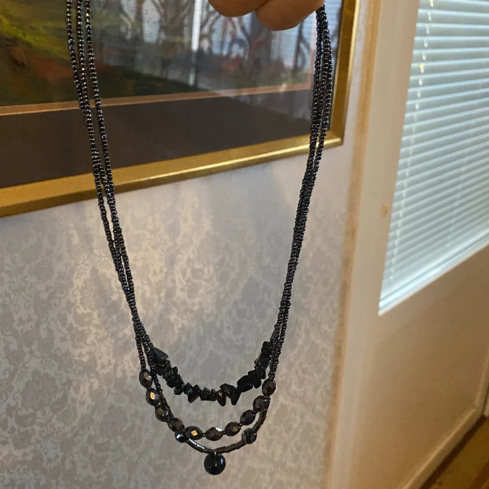 I thrifted this necklace and haven’t used it, it has no flaws and looks brand new. It has a bit of a silver navy blue color!. Accessoarer.