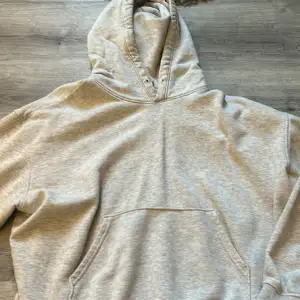 En likande hoodie som den populära från Gina tricot 