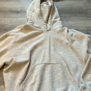 Grå Hoodie - En likande hoodie som den populära från Gina tricot 