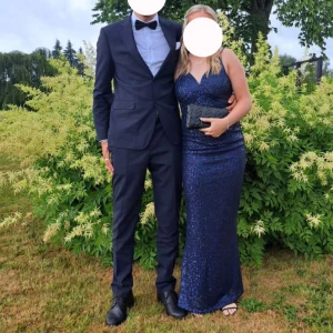 Balklänning - Säljer min fina balklänning med paljetter som jag hade på balen förra året 💙 Den är endast använd en gång och är i nyskick!! Jag är ca 165 cm men den går såklart att sy upp om man skulle vilja det ❣️Nypris 2000