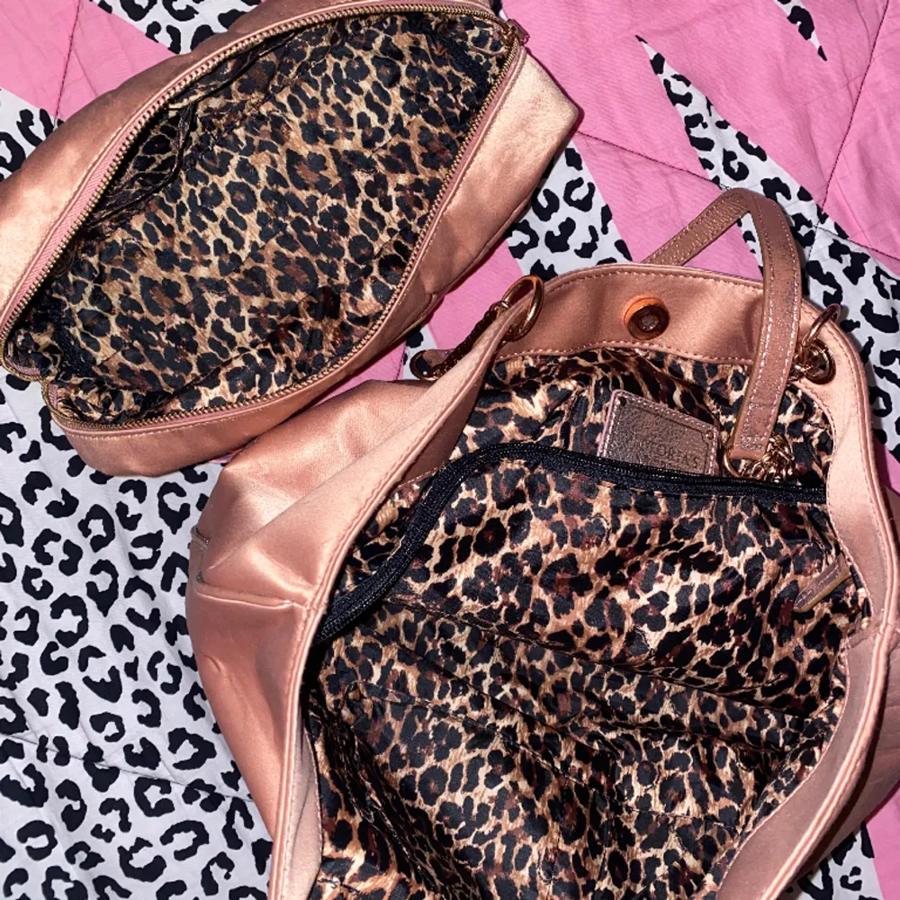 Victoria’s Secret handväska och sminkväska . Väskor.