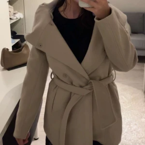 Kappa - Beige kappa köpt för 600kr kommer inte till användning. Den är i nyskick🥰