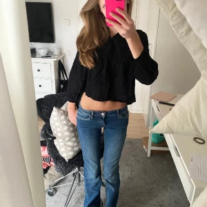 Jätte söt svart blus  - Säljer denna blusen eftersom att den tyvärr inte riktigt passar mig längre🥲Tryck inte direkt på köp nu!!🙏🏻