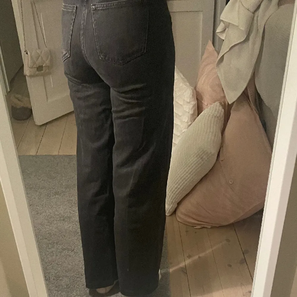 Jeans från monki, uppsydda för att passa mig som är 164 cm. . Jeans & Byxor.
