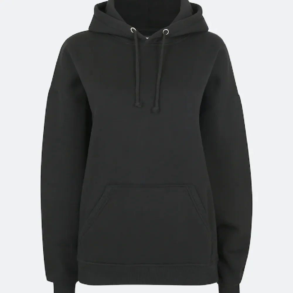 En svart bikbok hoodie som nog ganska många känner igen den är köpt för 399 o säljer för 99kr plus frakt❤️ den är använd fåtal gånger o är som ny! Super snygg och skön men den kommer aldrig till användning❤️. Hoodies.