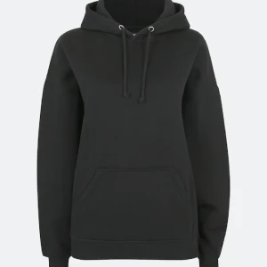 Svart hoodie - En svart bikbok hoodie som nog ganska många känner igen den är köpt för 399 o säljer för 99kr plus frakt❤️ den är använd fåtal gånger o är som ny! Super snygg och skön men den kommer aldrig till användning❤️