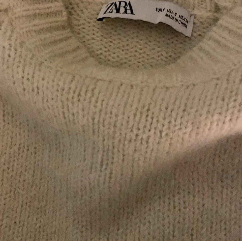 Säljer en superfin stickad tröja från zara säljer då den inte kommer till användning! endast använd 1 gång, som ny💕. Tröjor & Koftor.
