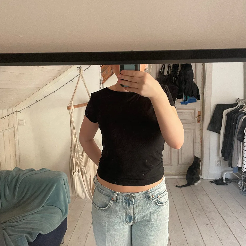 Jeansen är från Gina, använda men inga skador, säljer pga för stora för mig, kund betalar frakt🥰. Jeans & Byxor.