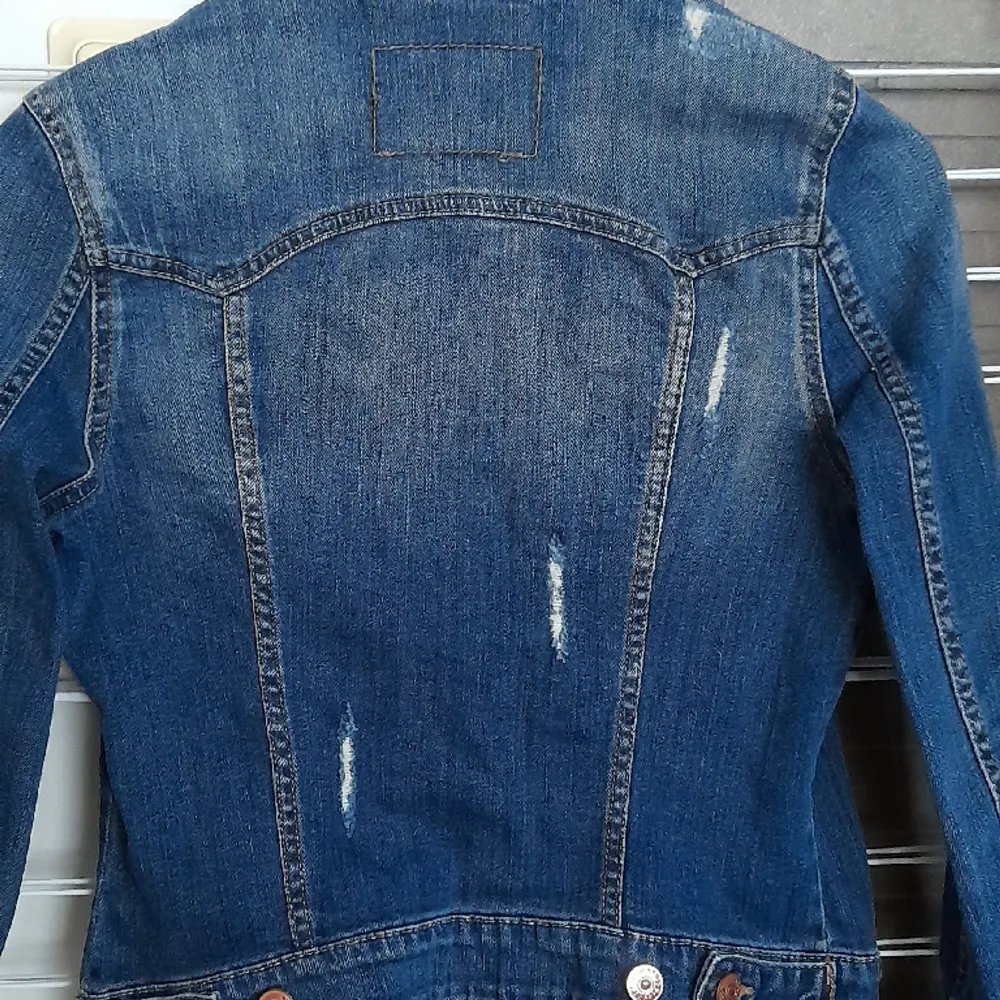 Väldigt fin och figurformat jeans jacka för tjejer . Jeans & Byxor.