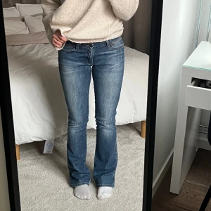 Lågmidjade jeans - Dessa såå snygga LÅGMIDJADE jeans, jag bör vanligtvis 38 i byxor dessa skulle passa bra på en 36 också😍