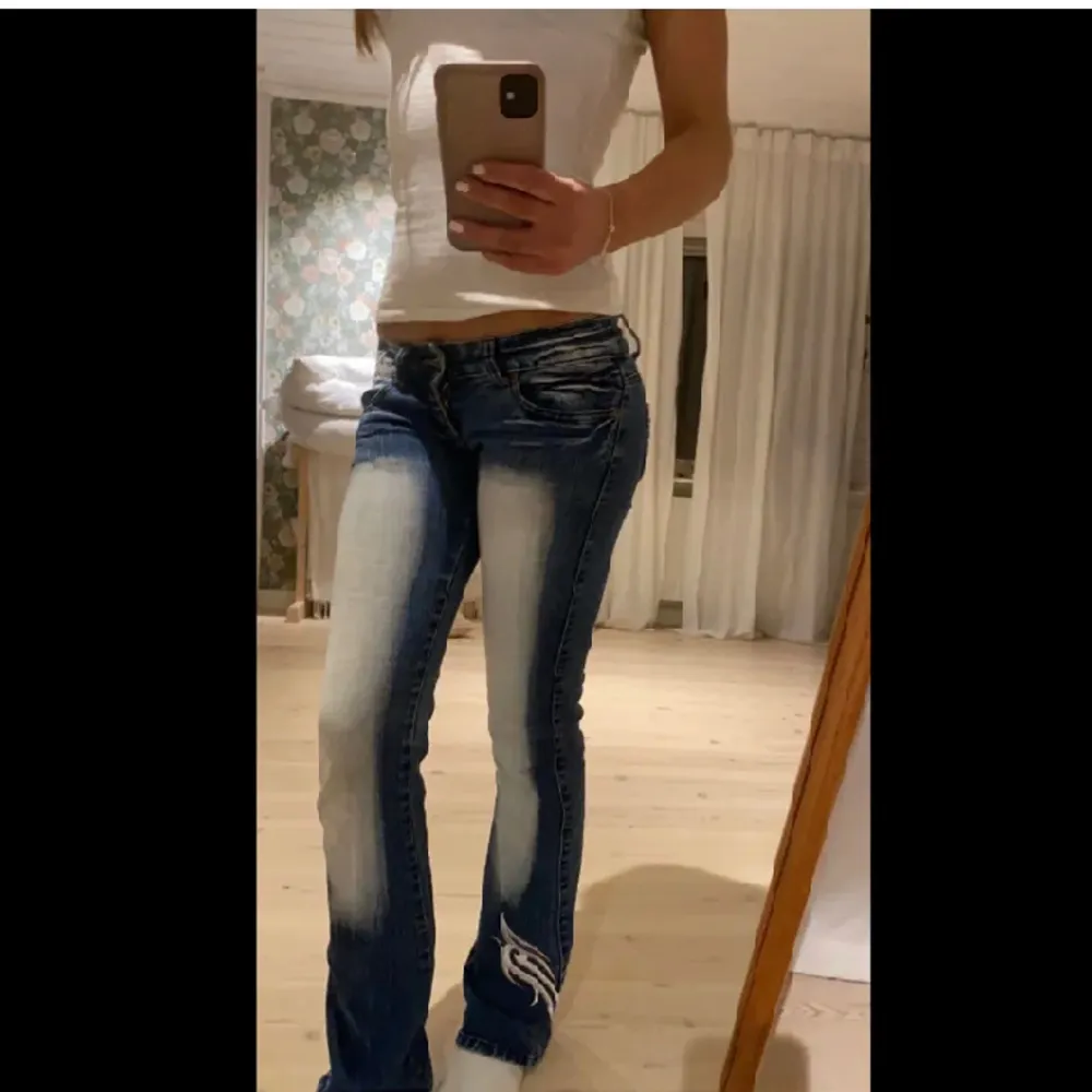 Säljer dessa väldigt low waist, utsvängda jeansen med cool design både fram och bak!. Jeans & Byxor.