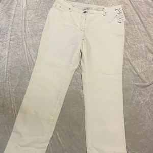 Vita byxor  - Byxer från almia i storleken 42 Ordinarie pris:795 Nypris:350 