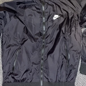 Nike jacka - Nike vind jacka fick av broshan men är för stor så säljer den jag använder vanliga fall xs men den är storlek m men passar 100 procent om du har stl s.