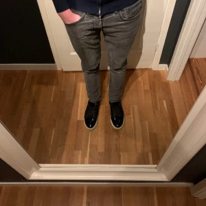 DONDUP JEANS GEORGE - Tjena! Säljer nu ett par riktigt snygga Dondup jeans - Pris: 950kr - Skick: 9/10 då dom inte har några defekter - är cirka 184cm och väger 65kg - hör bara av er om ni har några frågor eller funderingar!