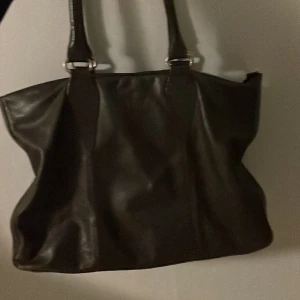 Gammal Tiger of Sweden väska - Denna väska är från Tiger of Sweden som jag fick av min mamma. Den har en liten skrapa på baksidan men inget farligt. Säljer för 400kr skriv privat ifall intresserad. Priset är möjligt att ändra.